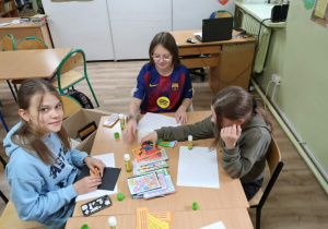 Uczniowie wykonują laurki dla chorych