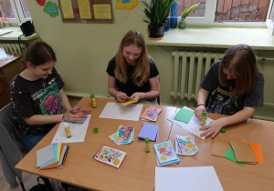 Uczniowie wykonują laurki dla chorych