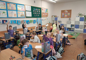 Uczniowie wykonują laurki dla chorych