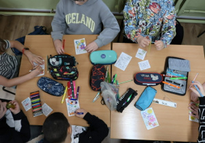 Uczniowie wykonują laurki dla chorych