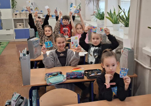 Uczniowie wykonują laurki dla chorych