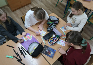 Uczniowie wykonują laurki dla chorych