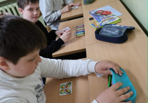 Uczniowie wykonują laurki dla chorych