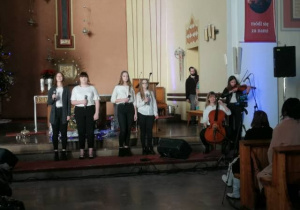 Zespół wokalno - instrumentalny w składzie Faustyna Cieślik, Dorota Lalek, Anna Niewiadomska, Oliwia Wrona oraz Antonina Chwalińska