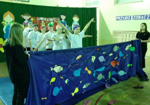 Uczniowie z klasy Pani Małgorzaty Jakszuk w inscenizacji " Pływanie"