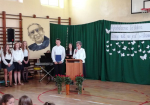 Pani Dyrektor Jolanta Jabłońska składa życzenia nauczycielom