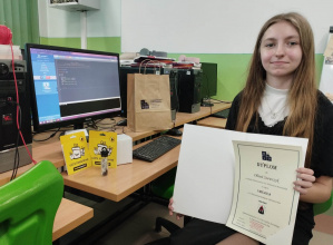 Oliwia Szewczyk z tytułem laureata I miejsca w konkursie informatycznym!