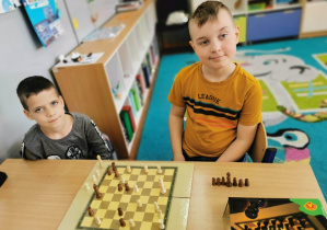 uczniowie 2a uczą się gry w szachy