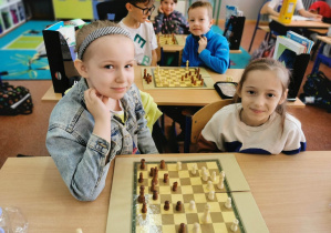 uczniowie 2a uczą się gry w szachy
